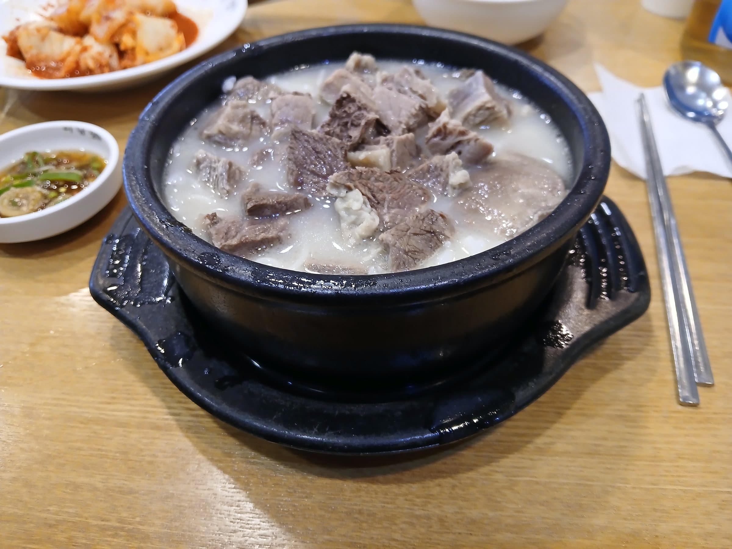 고기가 듬뿍 담긴 뚝배기 설렁탕과 깍두기·양념장 상차림