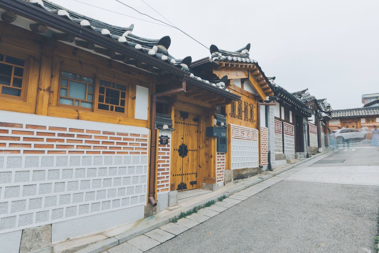 북촌한옥마을 골목 — Bukchon Hanok Village alley, Seoul