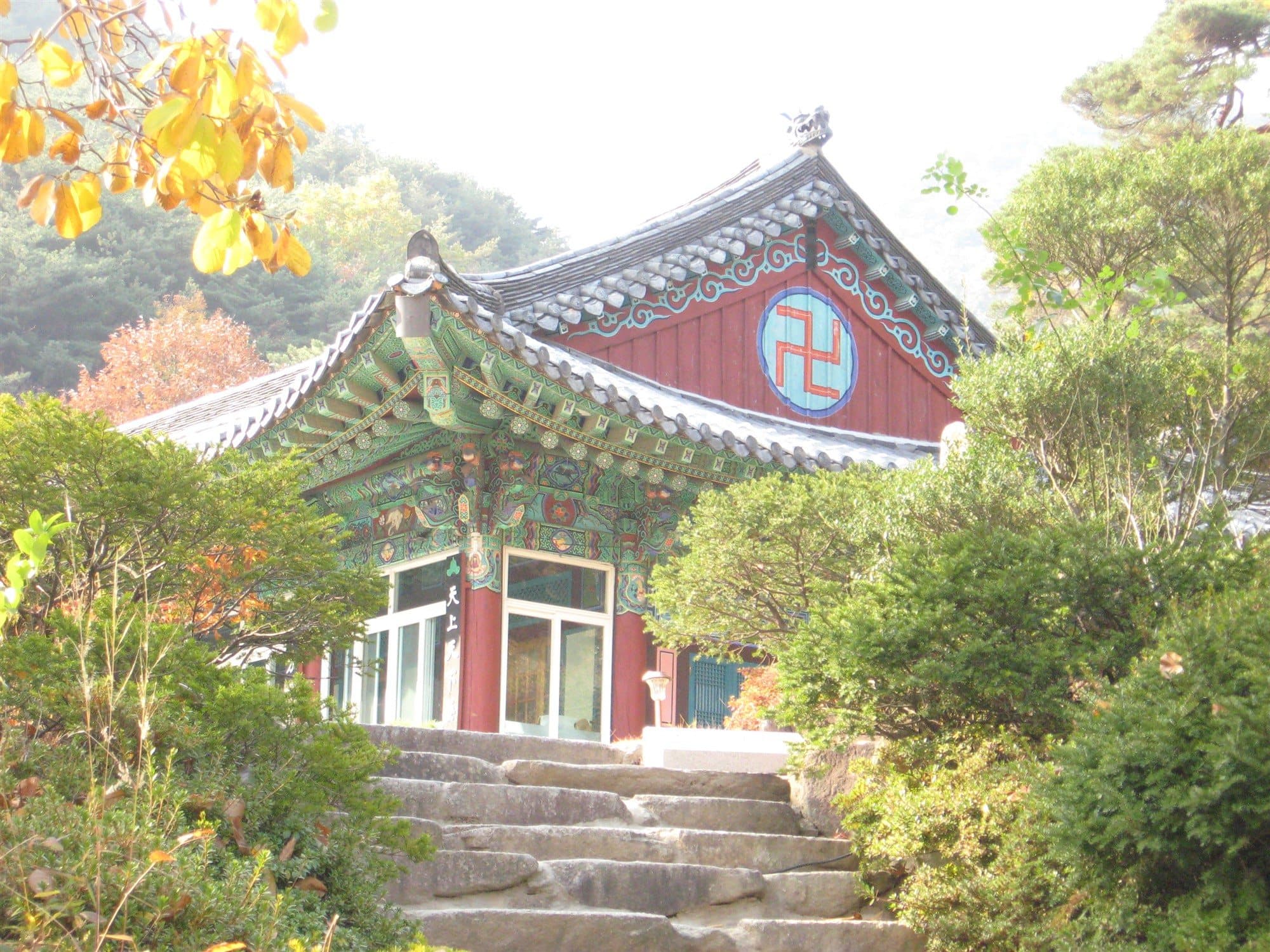 가을빛 속 팔공산 파계사 대웅전의 단청과 돌계단