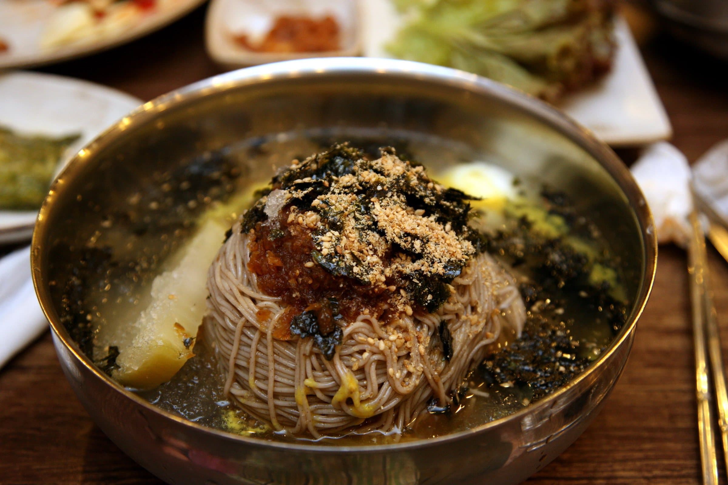 메밀면에 양념장과 김가루를 올린 막국수 한 그릇