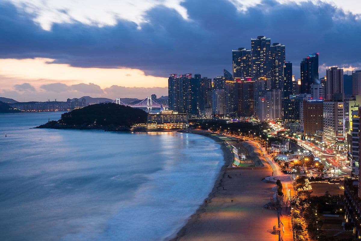 해운대 해수욕장 야경 — Haeundae Beach at night, Busan