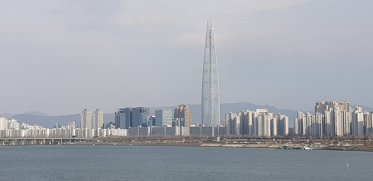 롯데월드타워 전경 — Lotte World Tower skyline view near Cheongdam Bridge, Seoul