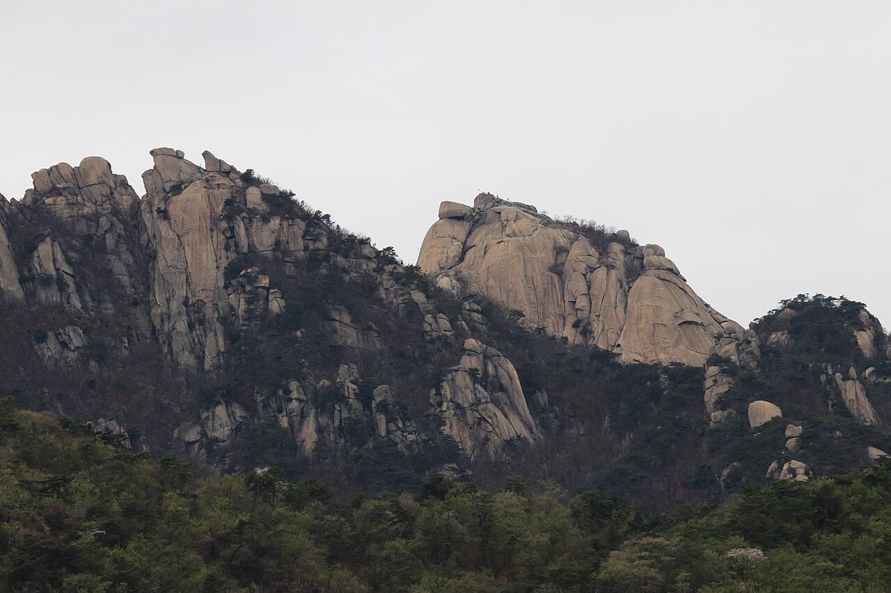 북한산 백운대 — Baegundae peak of Bukhansan National Park in spring
